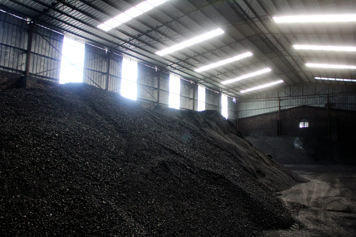 Bulk carbon additive storage before packaging